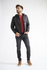 Campera de plumas liviana para hombre, con diseño acolchado, cierre frontal completo, capucha y bolsillos laterales. Presenta un ajuste regular y logo estampado en el pecho.