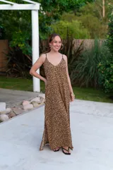 Vestido largo de viscosa con estampado animal print.