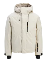 Campera técnica impermeable y cortaviento con capucha ajustable, diseñada para condiciones de frío y nieve. Cuenta con cierre frontal, bolsillos con cierre, ventilación bajo los brazos y ajustes en puños.