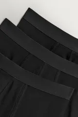 Pack de tres calzoncillos tipo bóxer de algodón con cintura elástica.