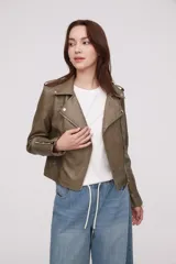 Chaqueta tipo biker de eco cuero color verde seco, con solapas con muesca, cierre asimétrico con cremallera y mangas largas con puños con cremallera.