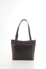 Cartera tipo tote de cuero vacuno negro con doble asa de hombro, panel superior liso y bolsillo exterior frontal con textura símil cocodrilo y costuras visibles en contraste.