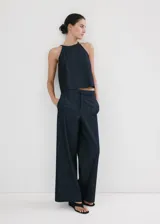 Top de algodón estilo denim con cuello halter y diseño sin mangas.