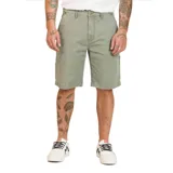 Bermuda color verde militar, de corte recto y largo hasta la rodilla. Cuenta con bolsillos laterales tipo carpintero y trabillas para cinturón.