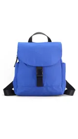 Mochila de diseño compacto con tapa frontal y cierre de hebilla tipo clip. Cuenta con correas ajustables, asa superior, bolsillos laterales y bolsillo trasero con cierre.