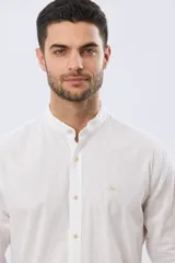 Camisa de lino y algodón color blanco, con cuello mao, manga larga y cierre frontal de botones. Presenta un pequeño logo bordado en el pecho.