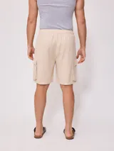 Short tipo cargo color marrón, con cintura elástica y cordón de ajuste. Presenta bolsillos laterales con solapa y diseño de corte recto.
