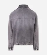 Campera de jean para hombre de corte boxy, con lavado gris de efecto desgastado, cuello camisero, cierre frontal con cremallera y bolsillos delanteros.