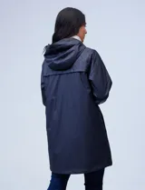 Gabardina impermeable azul marino, marca Weatherproof, con cierre central, bolsillos delanteros, capucha fija y forro interno.