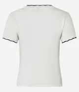 Top de manga corta ajustado al cuerpo, color marrón oscuro, con cuello redondo y bordes festoneados en color crema o beige claro.