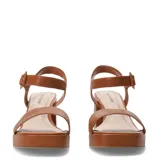 Sandalias de cuero color marrón con plataforma frontal y taco block. Presentan una tira frontal ancha y una pulsera al tobillo con hebilla ajustable.