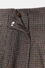 Pantalón tobillero de tiro alto con diseño de cuadros, costuras marcadas en el delantero y espalda, bolsillos laterales de vivo y cierre frontal con cremallera, botón interior y gancho metálico.