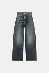 Jeans de tiro alto y estilo extra wide leg, con diseño de cinco bolsillos y lavado desgastado. Cuenta con cierre frontal con cremallera y botón metálico.