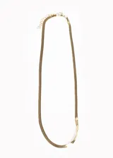 Cadena dorada de acero quirúrgico con eslabones planos tipo serpiente, cierre de mosquetón y cadena de extensión.