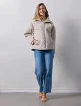 Campera beige capitoneada con capucha, cierre frontal y bolsillos laterales.