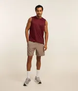 Bermuda deportiva para hombre color tostado, con cintura elástica, cordón ajustable y bolsillos con cierre.