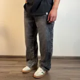 Pantalón de jean corte baggy, color negro, con diseño holgado y tiro medio.