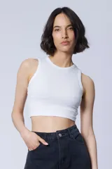 Musculosa crop de rib color blanco con cuello redondo y diseño ajustado al cuerpo.