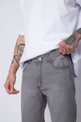 Pantalón de jean de corte recto y tiro medio, en color azul claro lavado, con cierre frontal y bolsillos laterales.