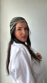 Gorro tipo cofia de red color verde musgo, tejido al crochet.