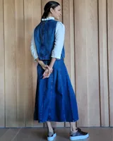 Pollera larga de denim color celeste claro, con corte en A y talle alto con elástico en la cintura.