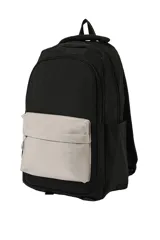 Mochila de color negro con un bolsillo frontal en contraste de color beige. Cuenta con un compartimento principal con cierre de cremallera, bolsillos laterales abiertos y un asa de mano superior.