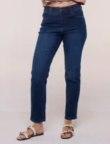 Pantalón jean de corte recto y tiro alto, confeccionado en denim azul. Cuenta con cinco bolsillos funcionales, pretina con pasadores para cinturón y cierre frontal con botón y cremallera.