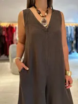 Mono color chocolate de lino, con escote en "V", breteles anchos y corte amplio. Presenta una abertura en la espalda y bolsillos laterales.