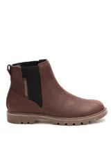 Botin Chelsea de Caterpillar para mujer, modelo Colorado W S Chelsea, confeccionado en cuero nobuk texturizado de color marrón. Presenta elásticos laterales negros con el logo de la marca impreso, punta redonda y suela de goma gruesa con tacos para mayor tracción.