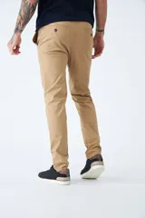 Pantalón chino negro de gabardina con corte slim y logo bordado.