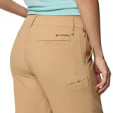 Pantalón de trekking convertible para mujer, color beige, con diseño desmontable que permite transformarlo en shorts. Cuenta con rodillas articuladas, múltiples bolsillos funcionales, presillas para cinturón y dobladillo ajustable.