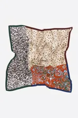 Pañuelo cuadrado de poliéster con diseño multicolor que combina secciones de animal print, lunares y estampado floral.