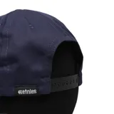 Gorra azul marino con logo Etnies bordado en amarillo en el frente.