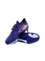 Championes de fútbol Umbro modelo Legacy HG, color violeta con detalles en coral y blanco. Presentan un diseño texturizado en la superficie, cordones al tono y suela con tapones para césped.