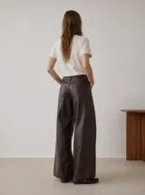 Pantalón wide leg de tiro alto confeccionado en cuero vacuno con textura croco, de pierna extra ancha y bolsillos delanteros y traseros.