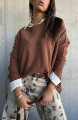 Sweater de punto color chocolate, de corte holgado y manga larga, con cuello redondo.