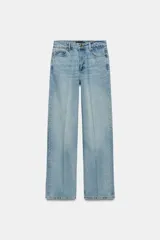 Jeans de tiro alto con diseño de cinco bolsillos y pernera recta. Presenta una raya planchada a lo largo de la pierna y cierre frontal con cremallera y botón.