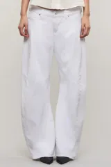 Pantalón de denim blanco de tiro bajo con silueta barrel de amplio volumen en las piernas, confeccionado en algodón.