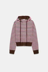 Sudadera de mezcla de algodón con capucha, cierre frontal de cremallera y bolsillos de plastrón delanteros. Presenta un diseño de rayas horizontales en tonos rosados, marrones y verdes, con acabados en rib elástico marrón en puños, cintura e interior de la capucha.