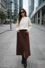 Falda midi marrón con lazo en la cintura, bolsillos laterales y tajo frontal.