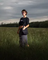 Remera negra de algodón con estampado frontal con la palabra 'retrofish' en color lila.