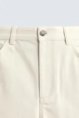 Pantalón relaxed fit negro confeccionado en tejido de algodón con estructura diagonal, estilo de cinco bolsillos y cierre frontal con cremallera y botón metálico.