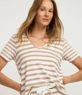 Conjunto de pijama de dos piezas confeccionado en viscolycra con estampado de rayas horizontales en beige y blanco. Incluye una remera de manga corta con cuello en V y bordado 'aconchego' en el pecho, y un short con cintura elástica y lazo ajustable.