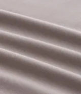 Remera Marfinno de corte slim para hombre, color gris topo, confeccionada en mezcla de viscosa, con cuello padre, cierre frontal parcial de botones y manga corta.