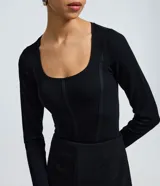Body negro con diseño seamless (sin costuras), escote cuadrado, tirantes anchos y corte ajustado al cuerpo.
