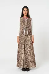 Chaleco con estampado animal print, sin mangas y con cierre frontal con lazos.