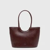 Cartera tipo bucket color bordó con diseño de textura trenzada en toda su superficie. Presenta una abertura superior curva y doble asa de hombro.