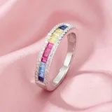 Anillo de plata 925 tipo medio sin fin, con diseño de circonias rectangulares en degradado multicolor y bordes pavé.