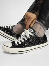 Zapatillas Converse Chuck Taylor All Star Lift con plataforma, color negro con glitter y cordones blancos.