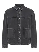 Sobrecamisa de jean de color negro gastado, con cuello camisero, cierre frontal de botones metálicos, bolsillos frontales de parche y mangas largas.